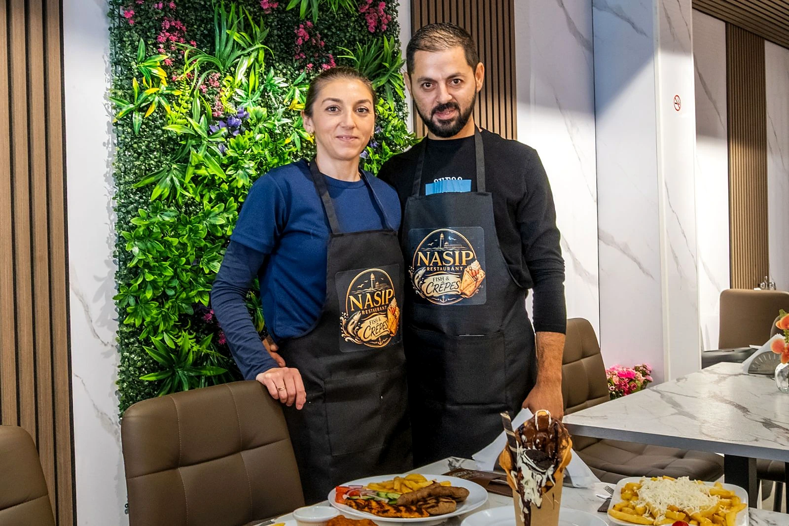 Sunai en Reni, het echtpaar achter Nasip Restaurant, in hun zaak aan de Weimarstraat